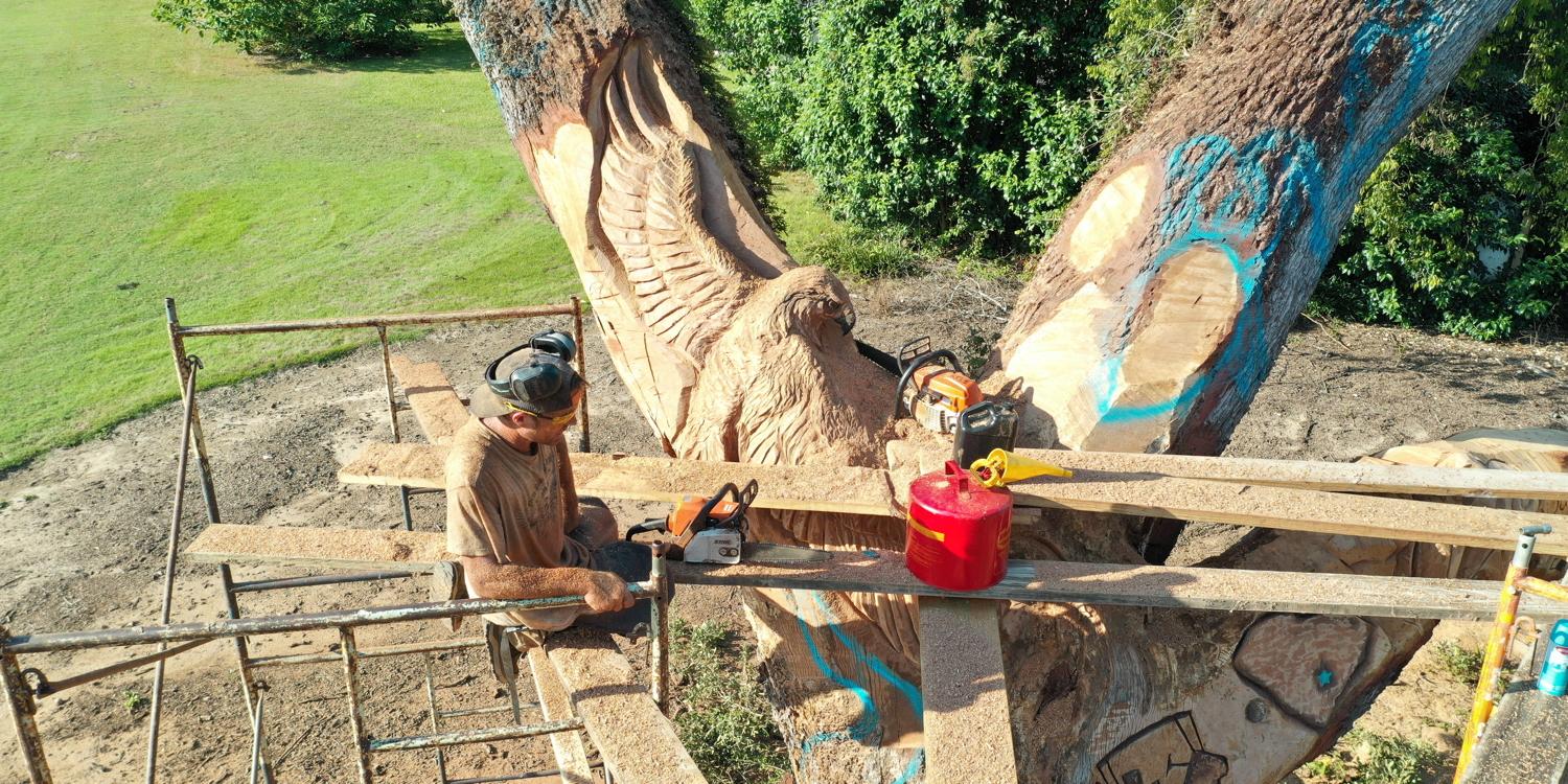 At Santee Cooper Resort in Santee, South Carolina, creative leadership and a pair of chain saw artists have breathed new life into dying oak tree