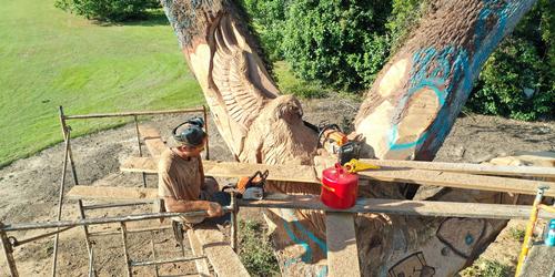 At Santee Cooper Resort in Santee, South Carolina, creative leadership and a pair of chain saw artists have breathed new life into dying oak tree